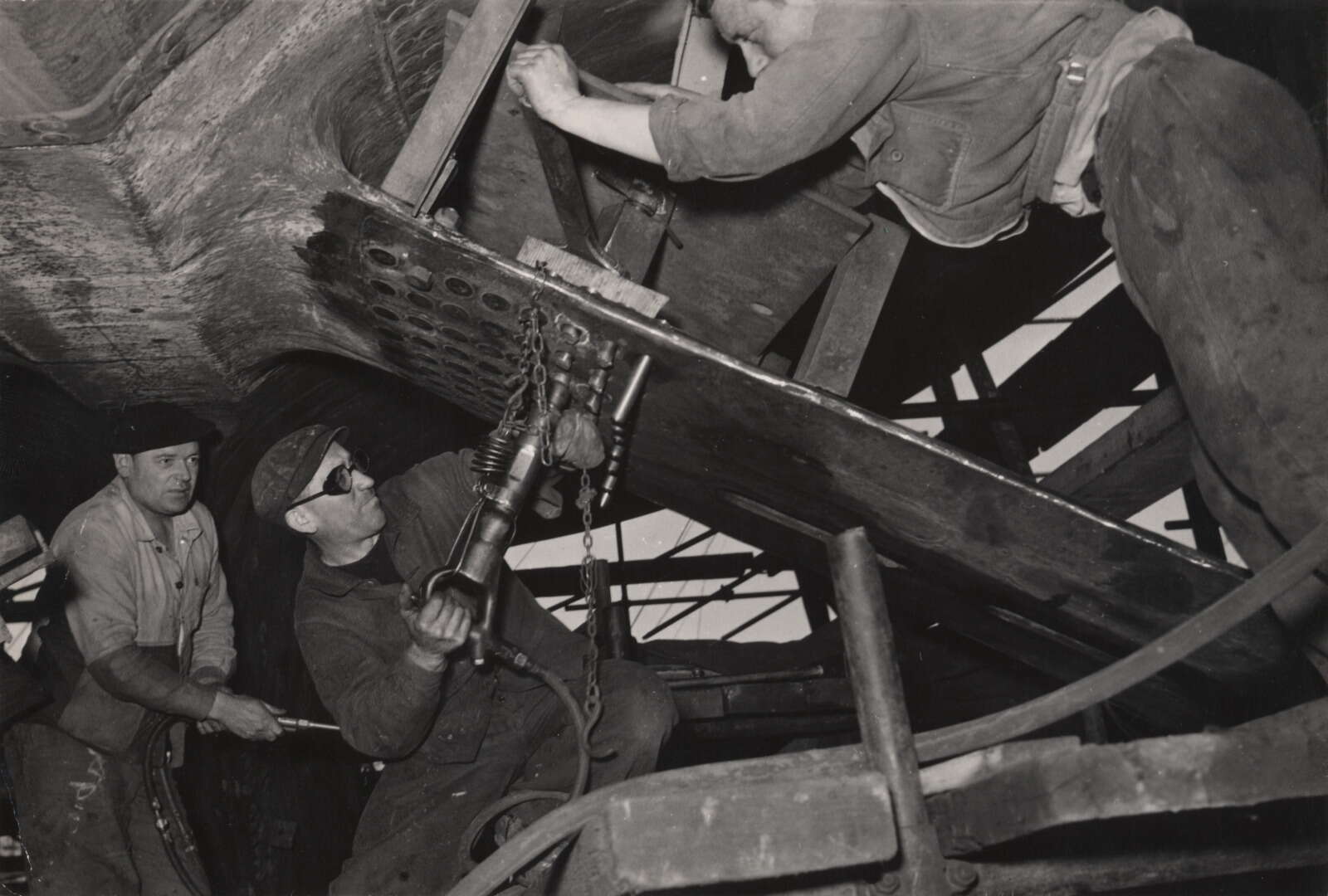 Rivetage du support d’arbre de l’escorteur Guépratte