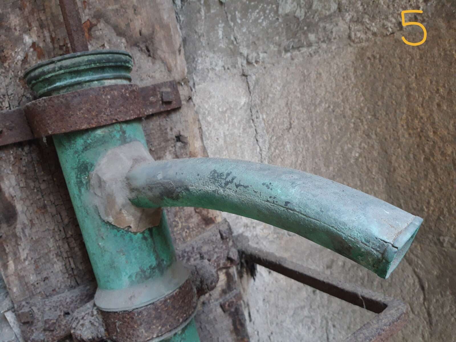 Puits de l’immeuble de la pompe