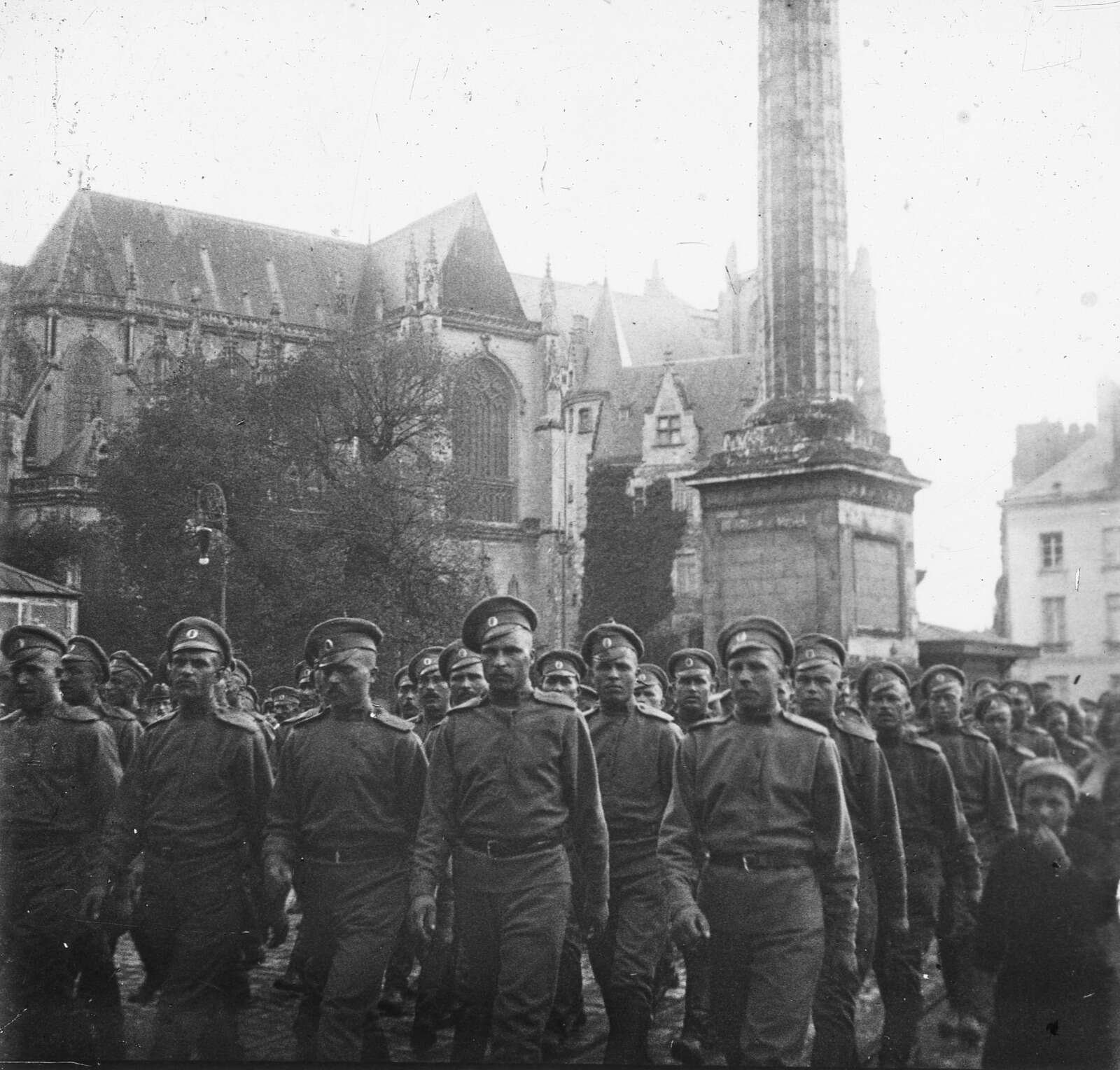 Troupes russes en uniforme de fantassin de campagne défilant sur l’actuelle place du Maréchal Foch, le 26 août 1916