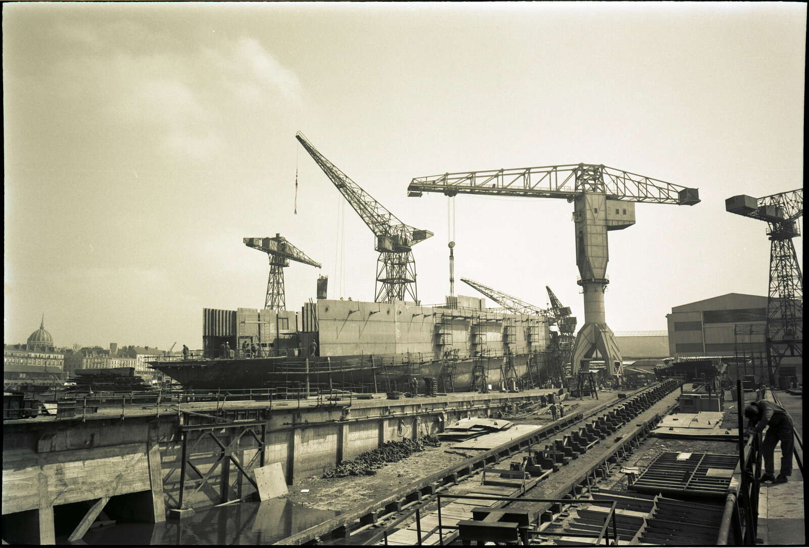 Grue Titan déplaçant un bloc lors de la construction du car-ferry Massalia