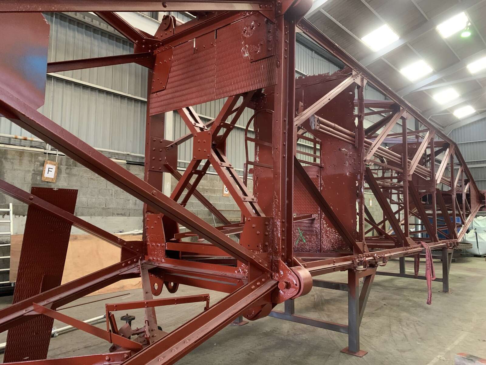 Application de la première couche de peinture anti-corrosion sur la grue noire