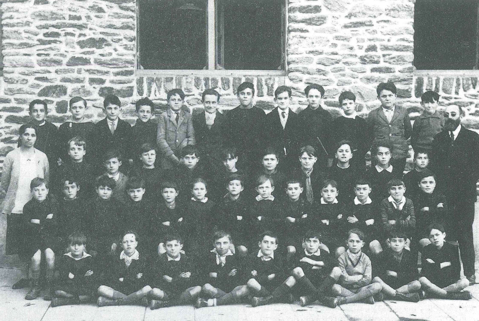 François Dallet aux côtés de ses élèves dans la cour de l’école