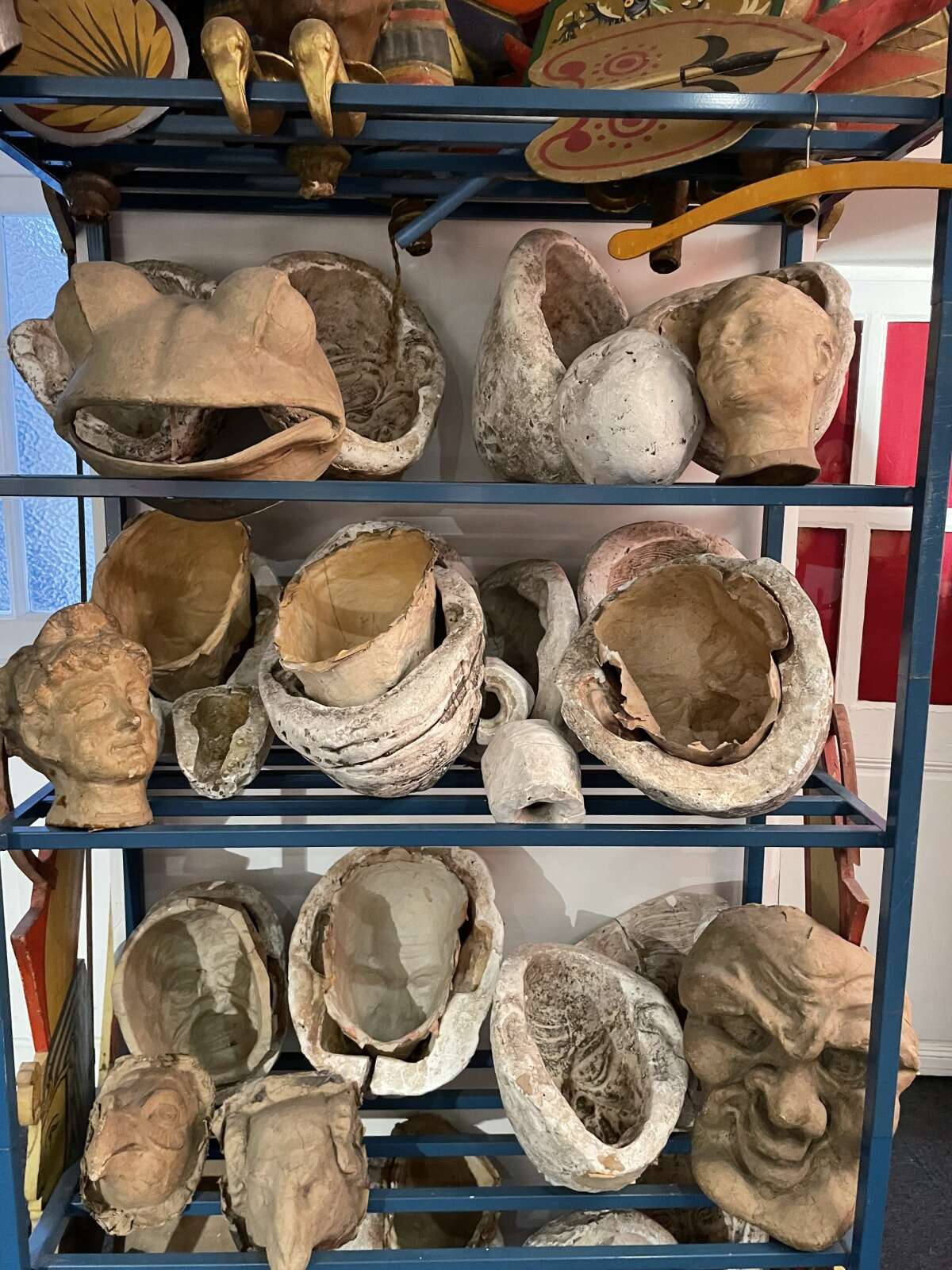 Moules en plâtre servant à la création des masques
