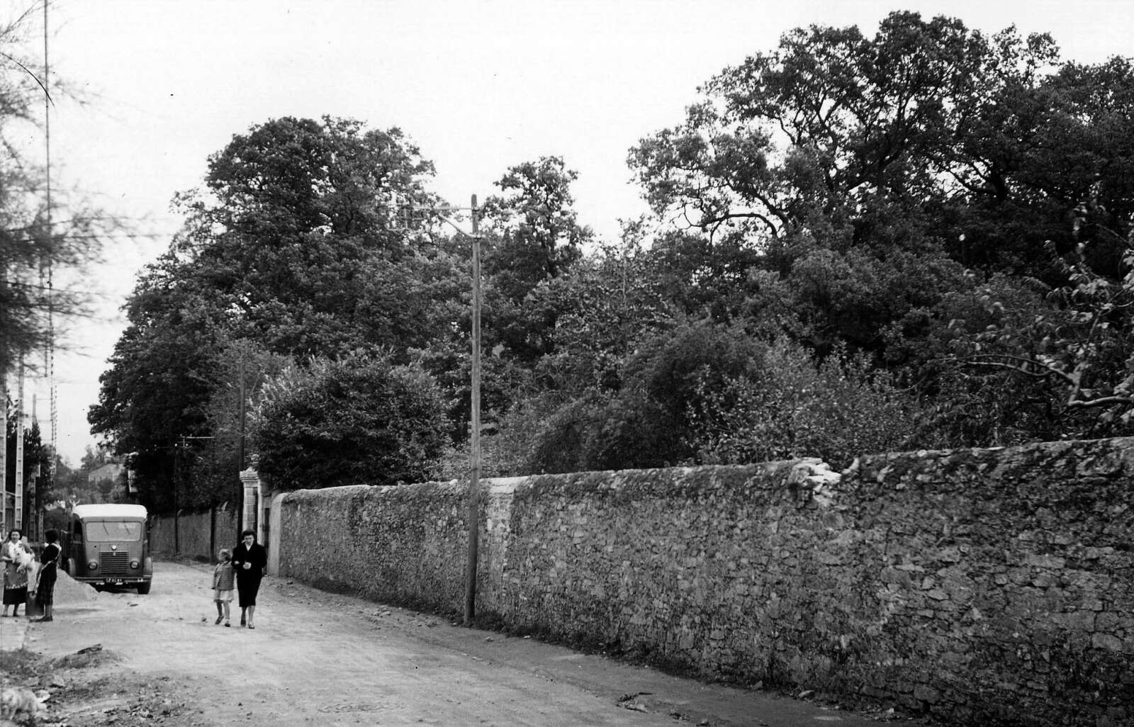 Mur de clôture de la propriété du Châtelet, rue du Calvaire-de-Grillaud