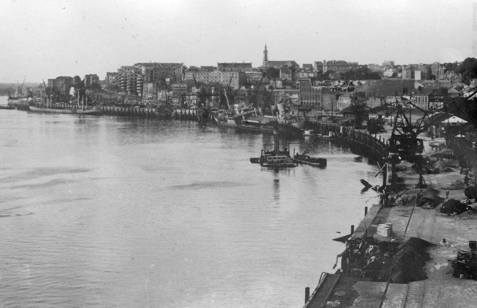 Quai de la butte Sainte-Anne à Roche-Maurice