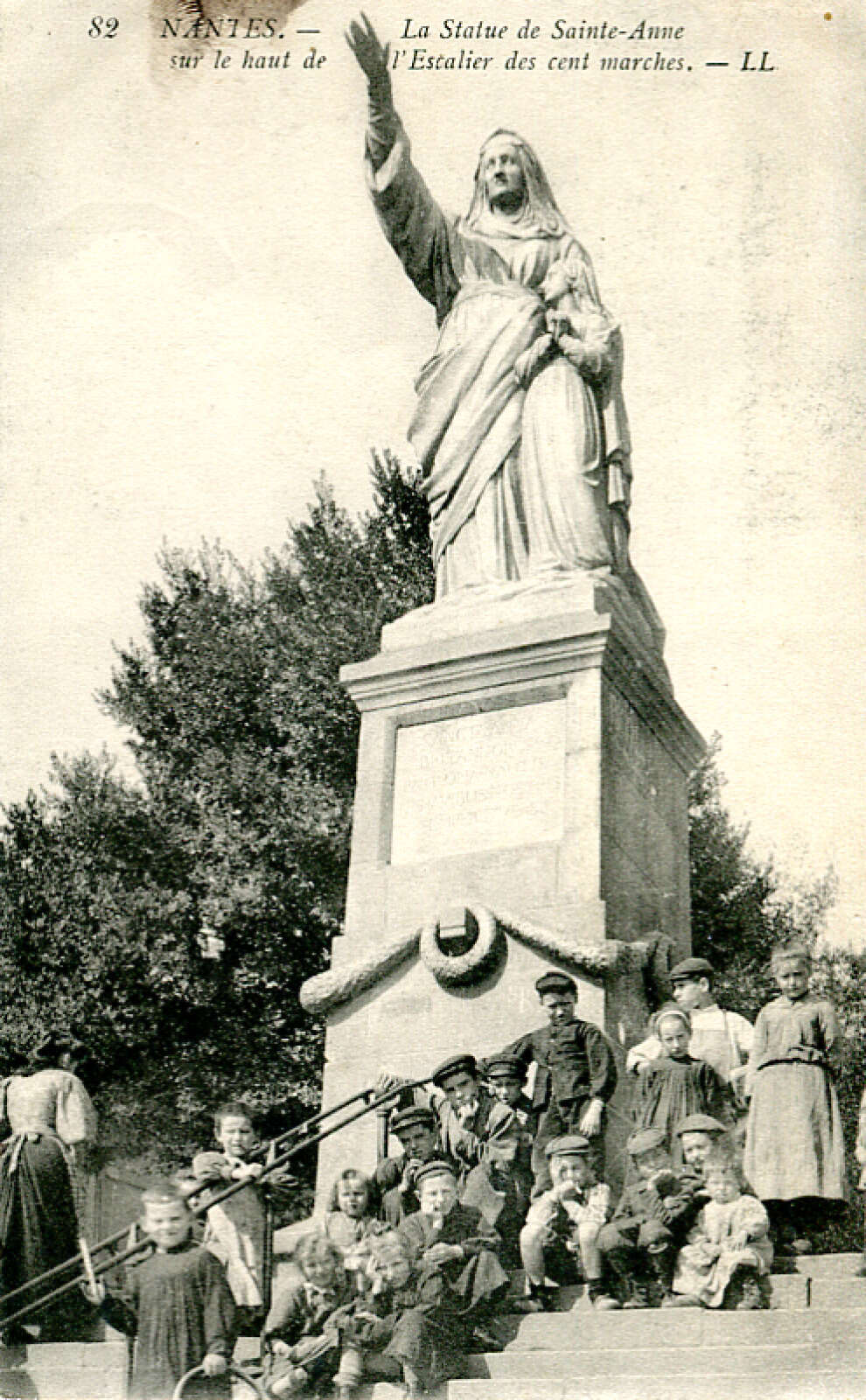 La statue de Sainte-Anne et les gamins de la butte