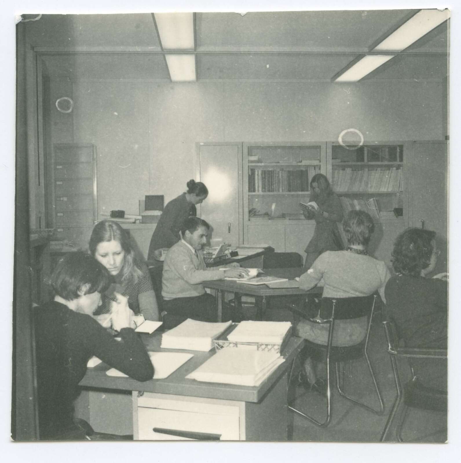 Vue des bureaux à l’intérieur du tripode, dans les années 1970