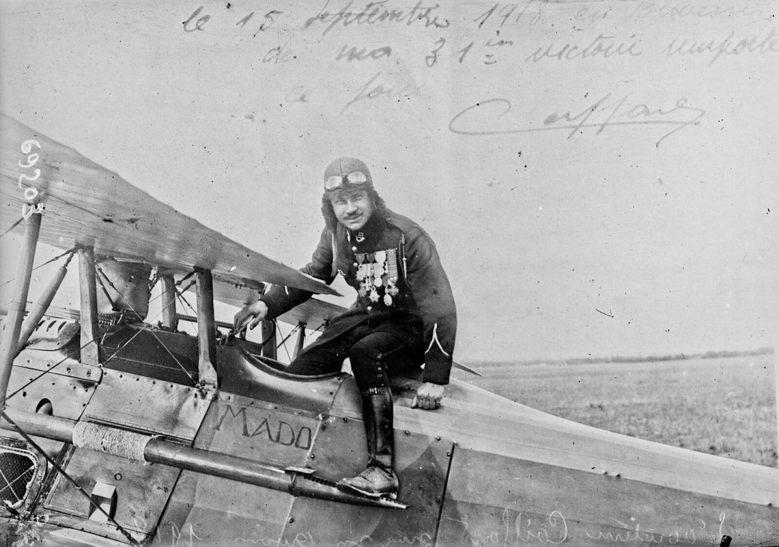 L'aviateur Coiffard sur son avion en 1918