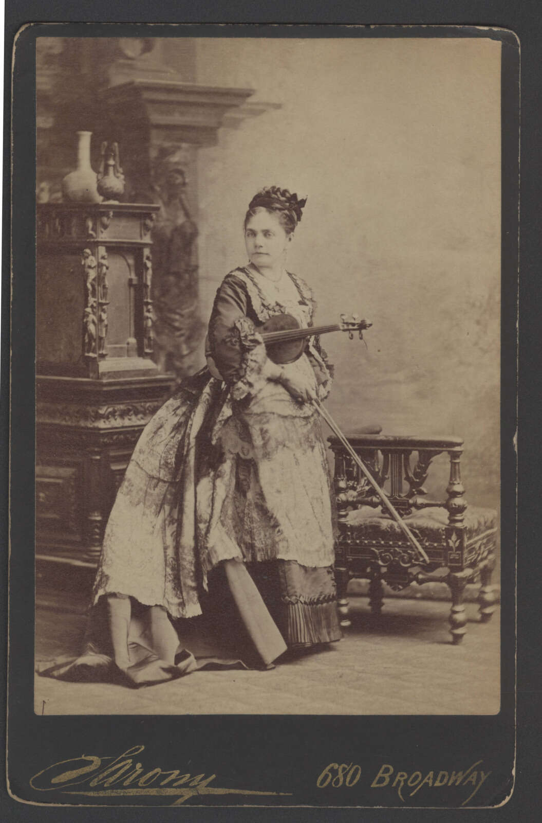 Portrait de Camille Urso tenant un violon