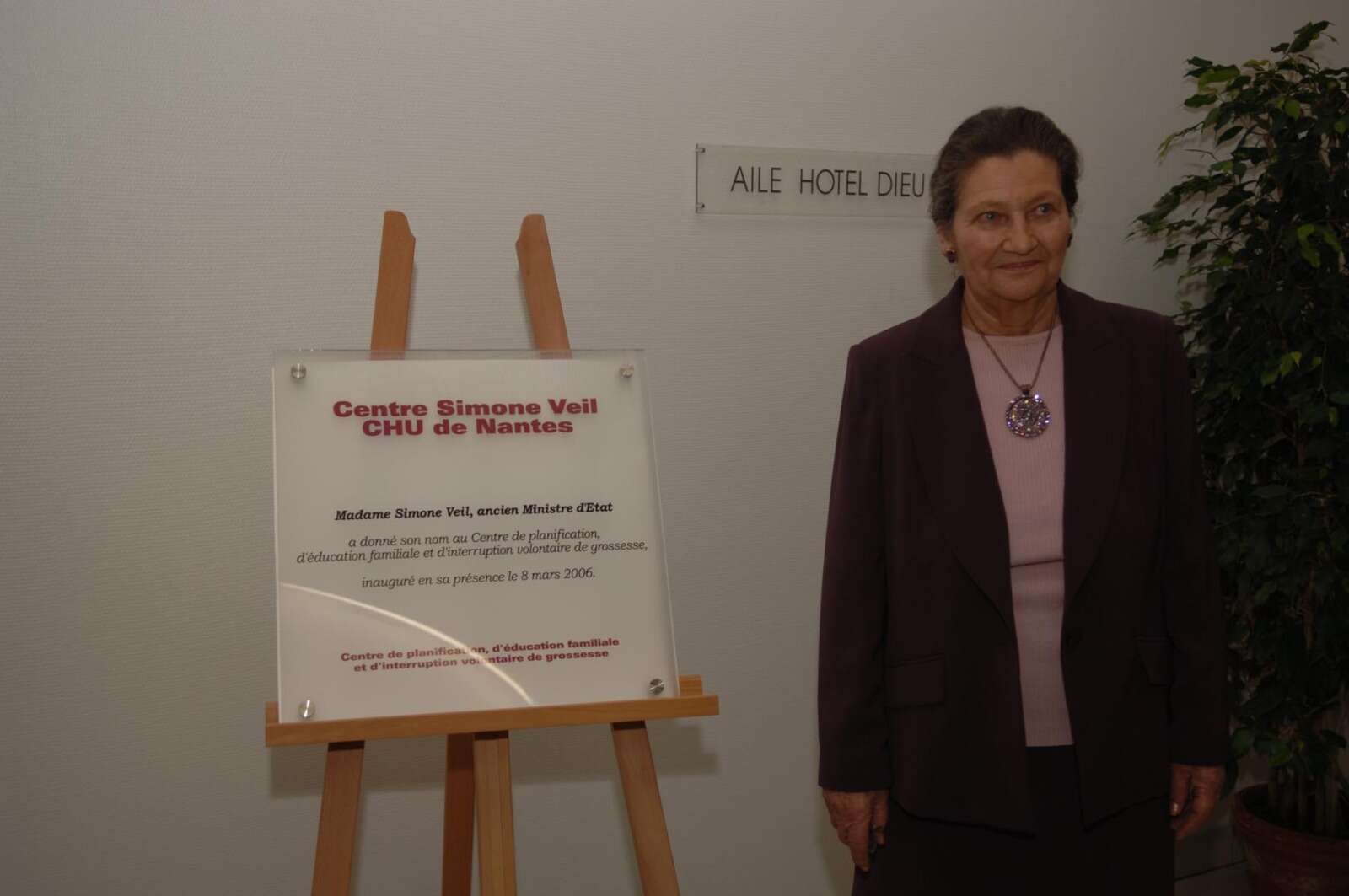Simone Veil inaugurant le nouveau centre IVG du CHU de Nantes, qui porte son nom, le 8 mars 2006