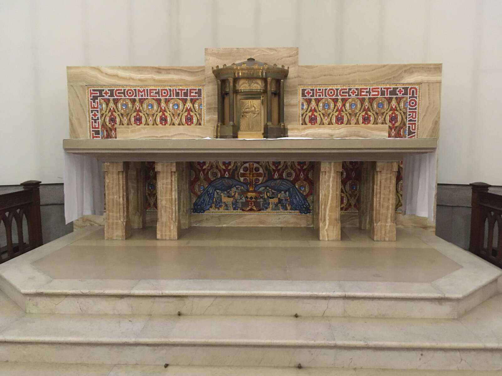 Autel de la chapelle du Grand Séminaire Saint-Jean orné de mosaïques
