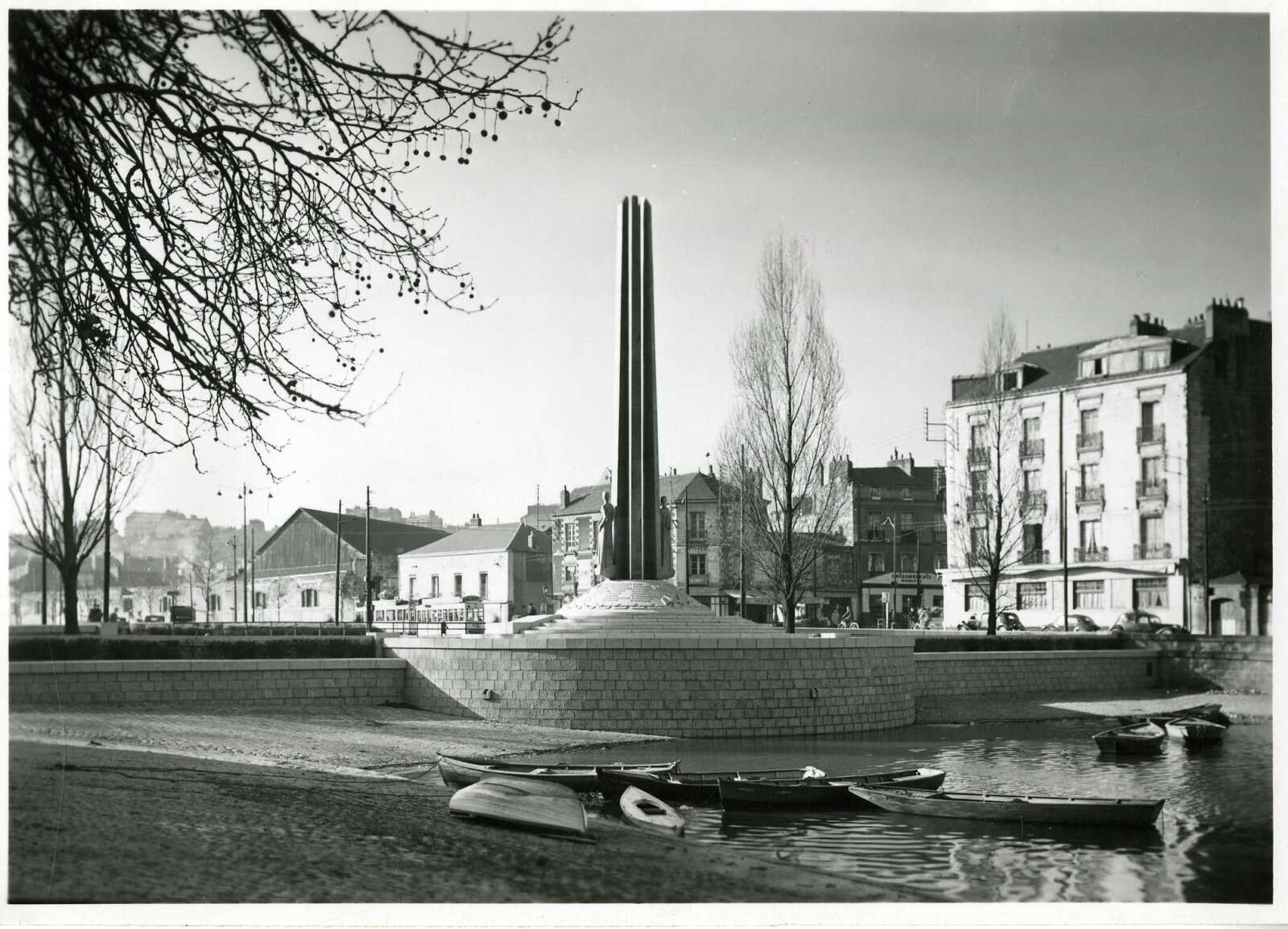 Monument des 50 otages, place du Pont Morand