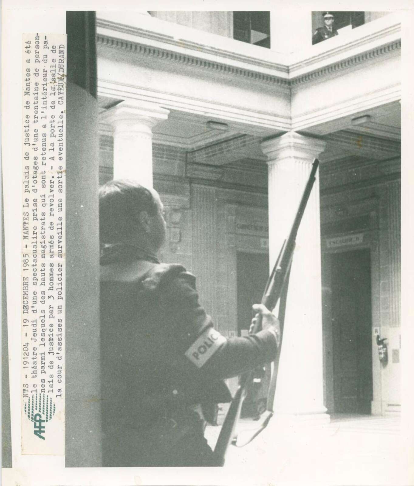 Policier posté dans l’enceinte du palais de justice de Nantes lors de la prise d’otages du 19 et 20 décembre 1985