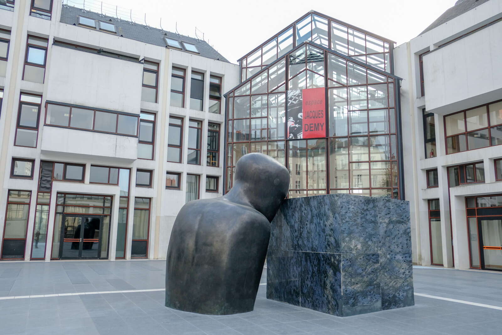 Sculpture « Le Penseur », 1 % artistique à la médiathèque