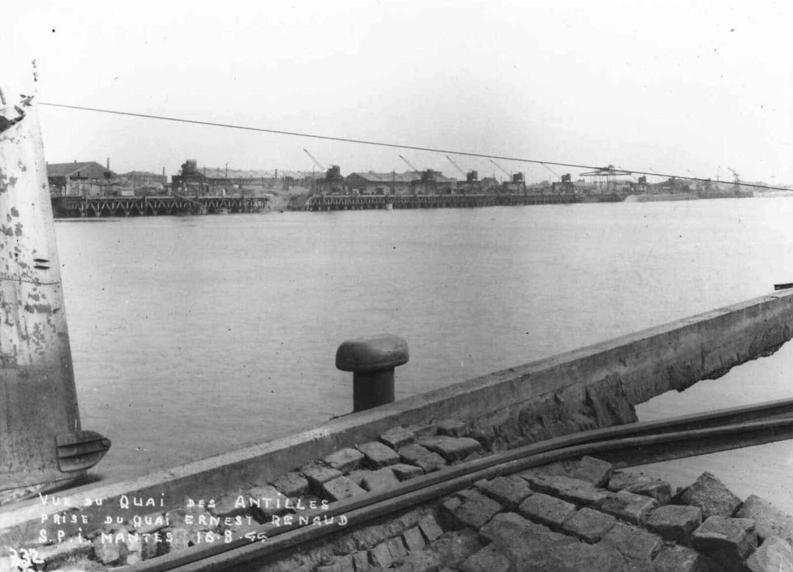 Quai des Antilles vu depuis le quai Ernest Renaud