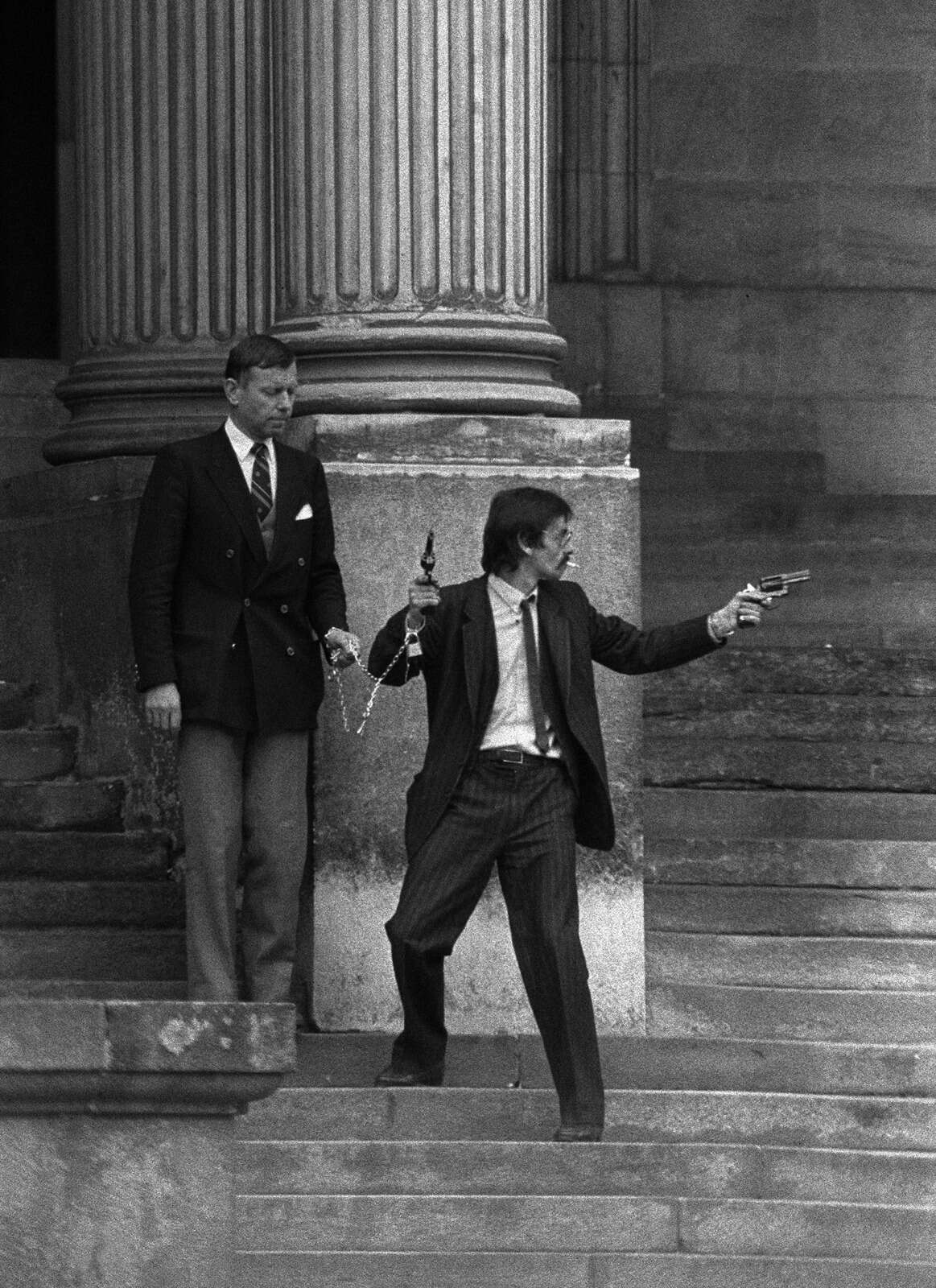 Georges Courtois et Dominique Bailhache sur les marches du palais de justice de Nantes lors de la prise d’otages des 19 et 20 décembre 1985