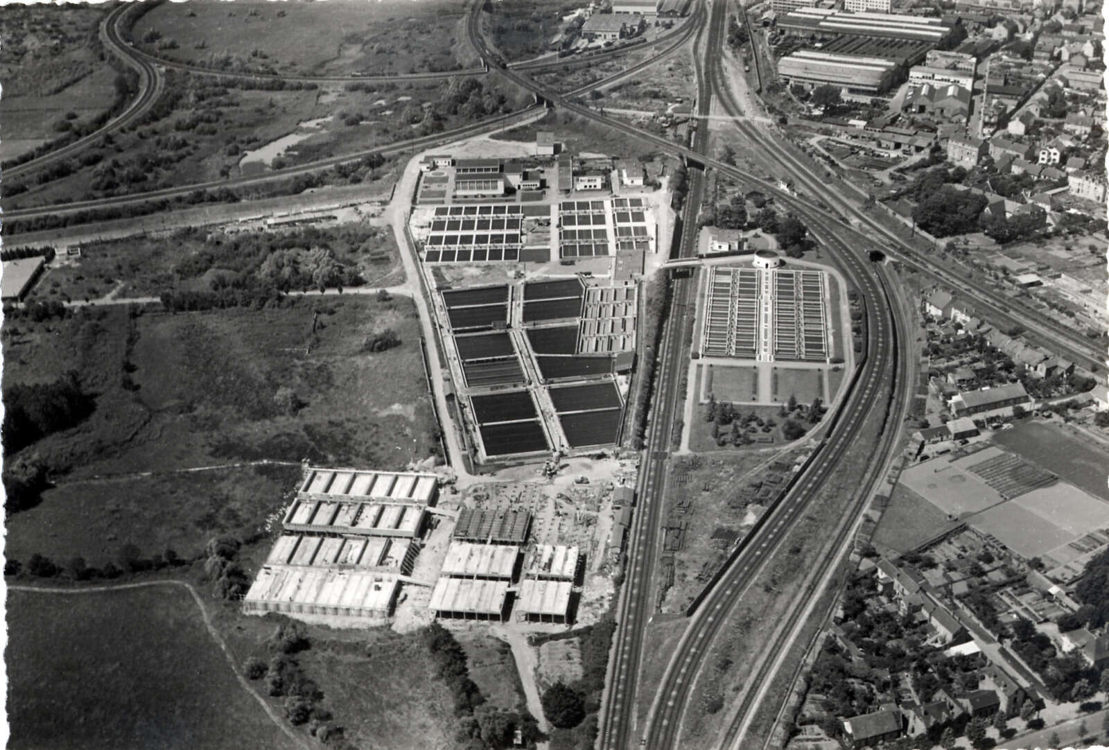 Photographie aérienne de l'usine des eaux de la Roche