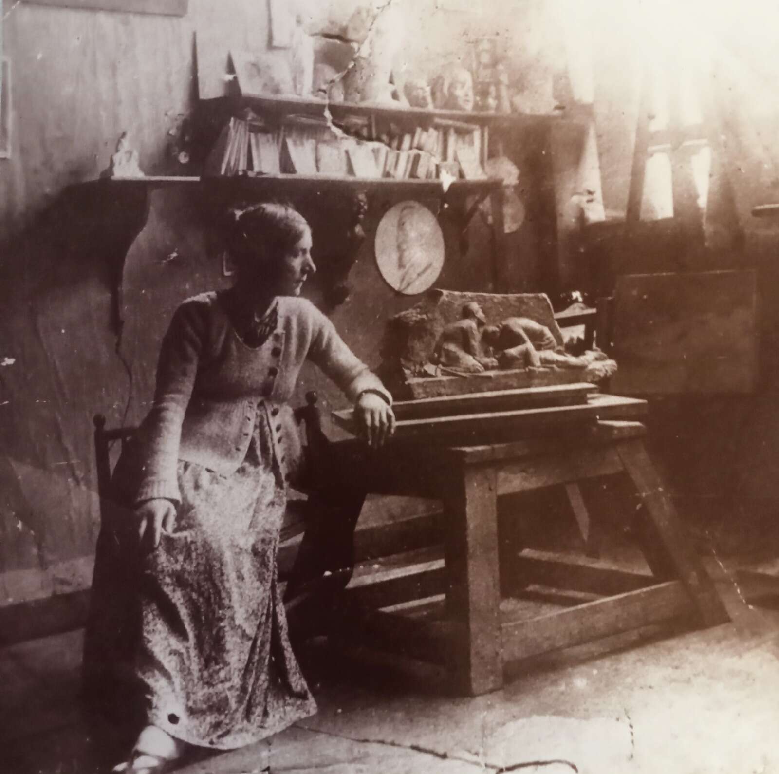 Hortense Tanvet dans son atelier parisien