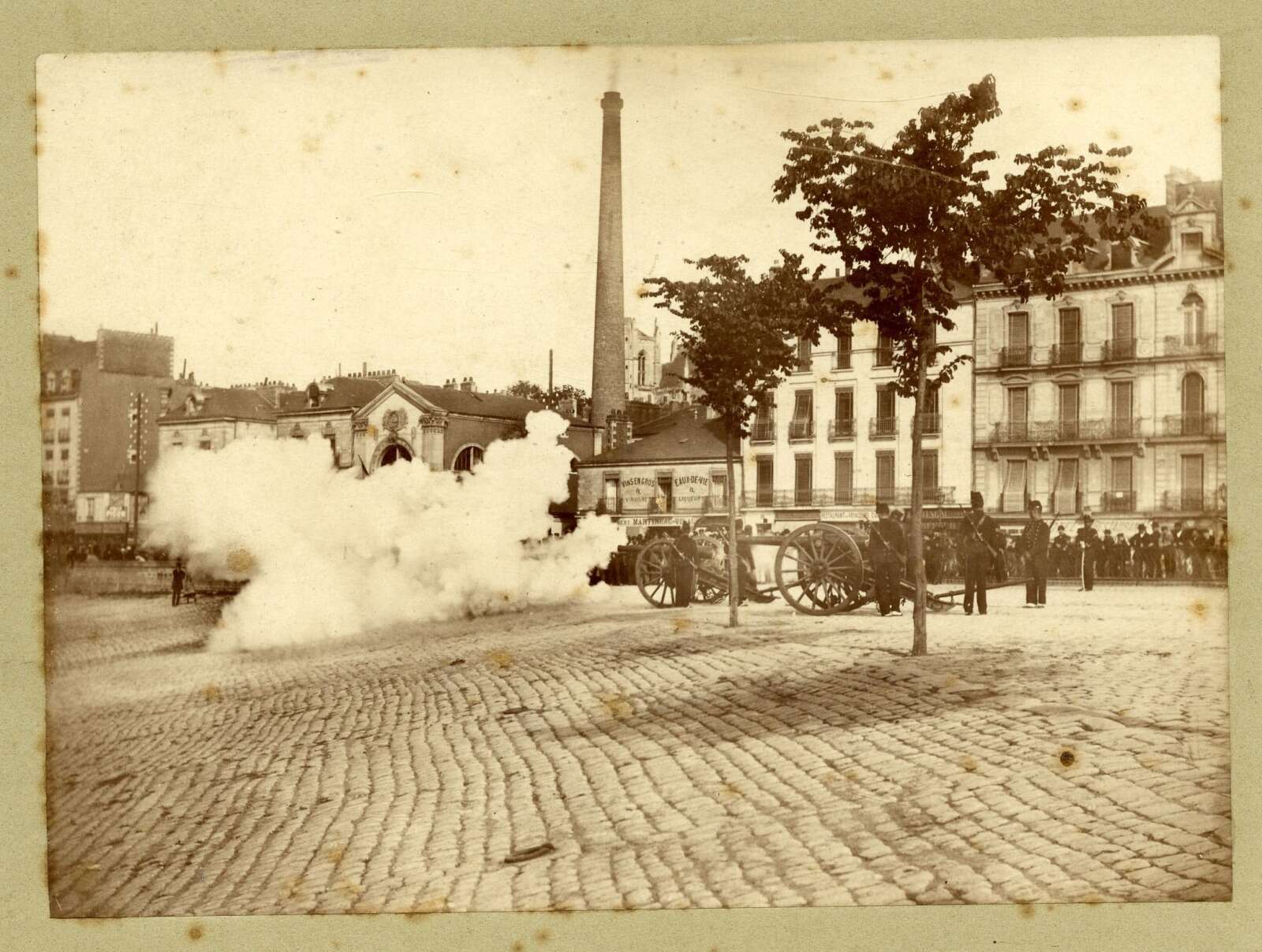 Tir au canon sur le quai Malakoff