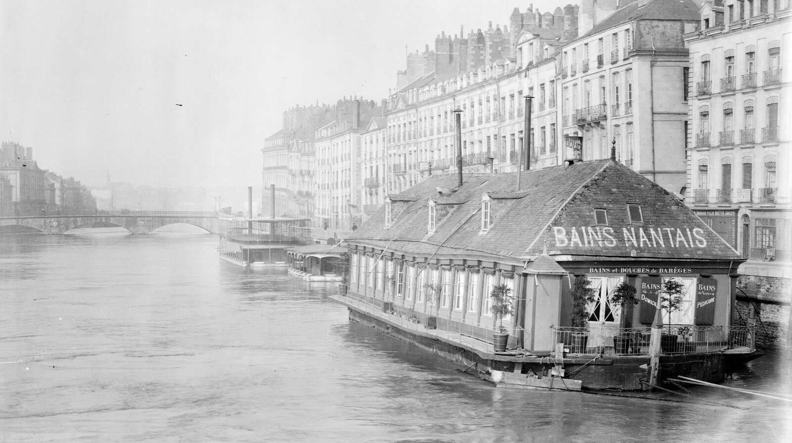 Établissements de bains sur péniches