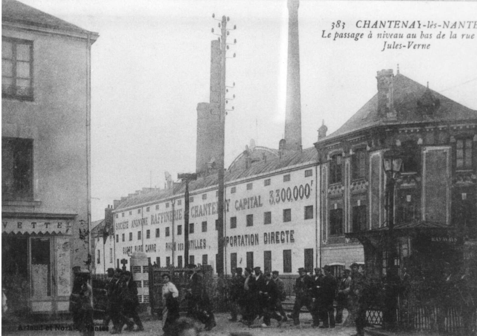 Raffinerie de Chantenay et passage à niveau au bas de la rue Jules Verne