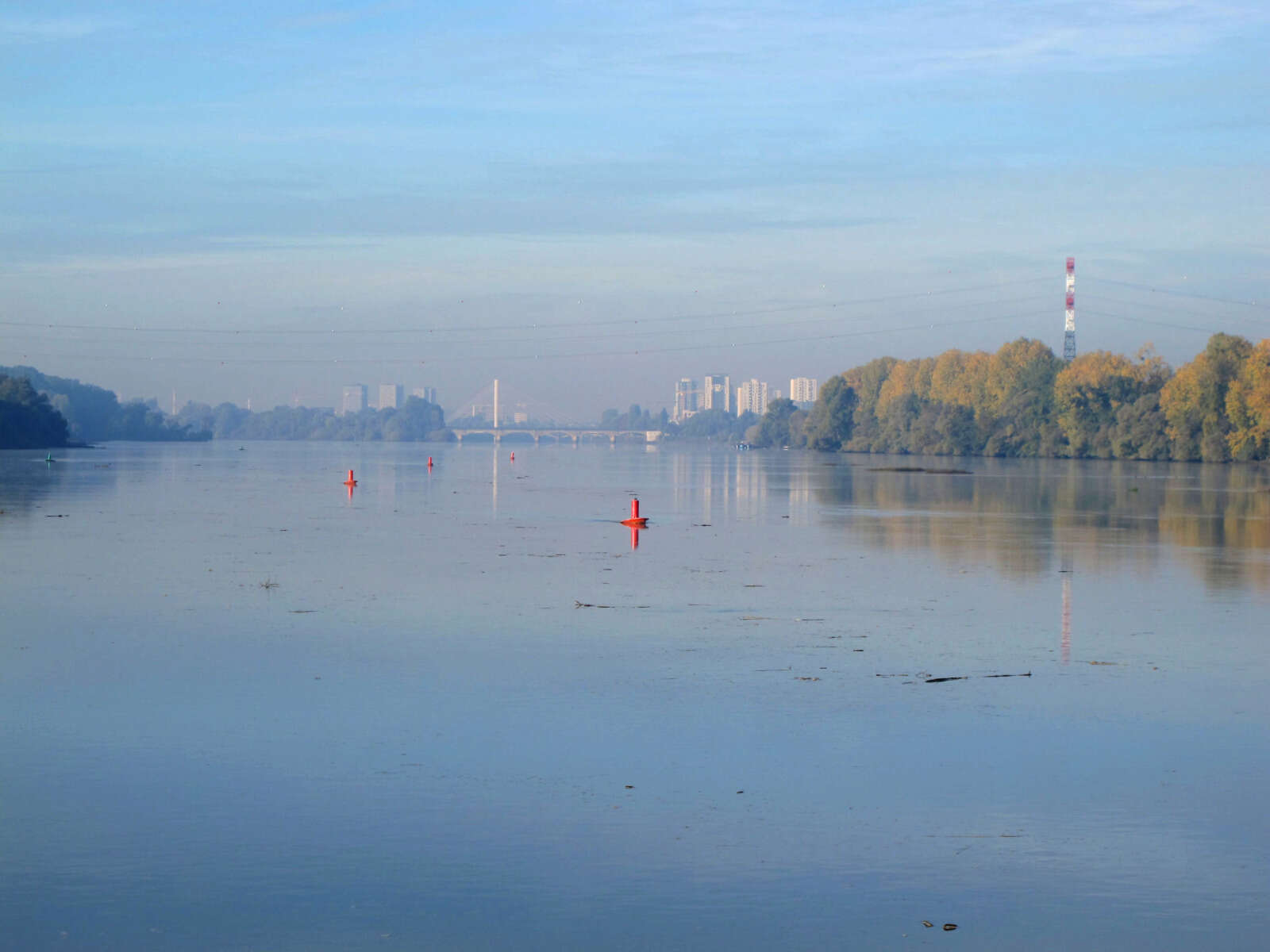 Grand calme sur la Loire, vers le pont Eric Tabarly