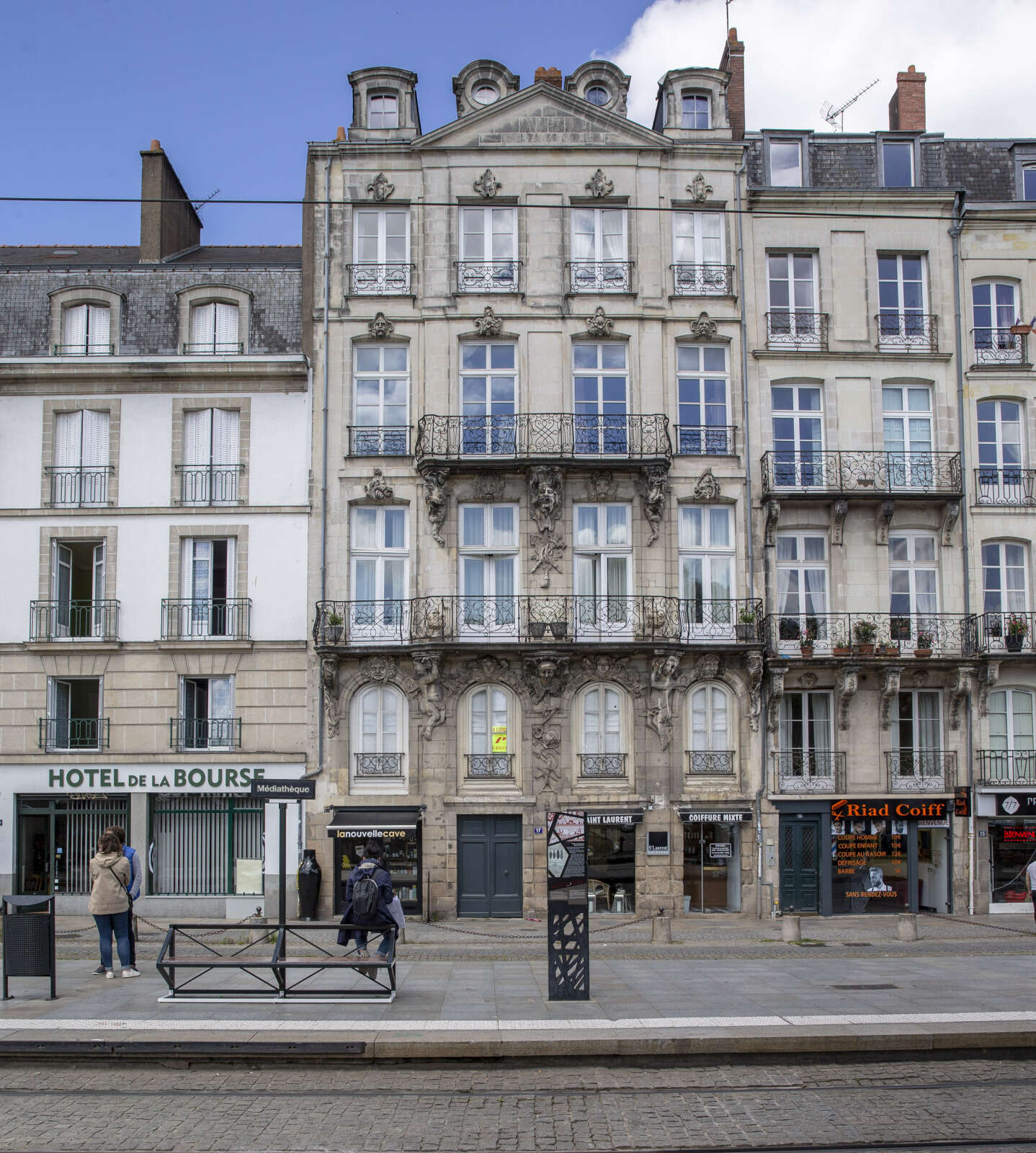 Façade de la maison Trochon dans son environnement
