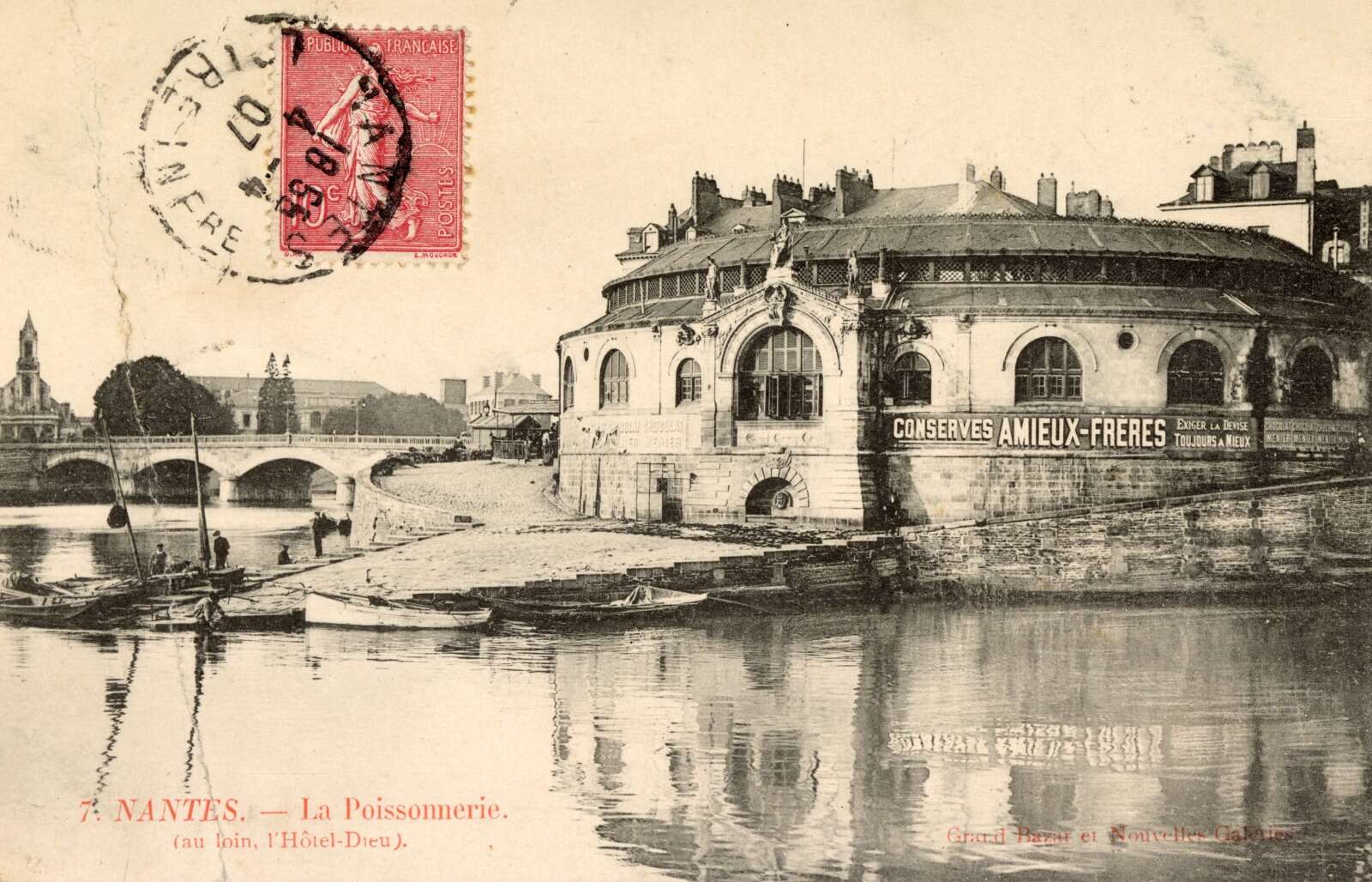 Marché de la Poissonnerie avec une publicité Amieux Frères