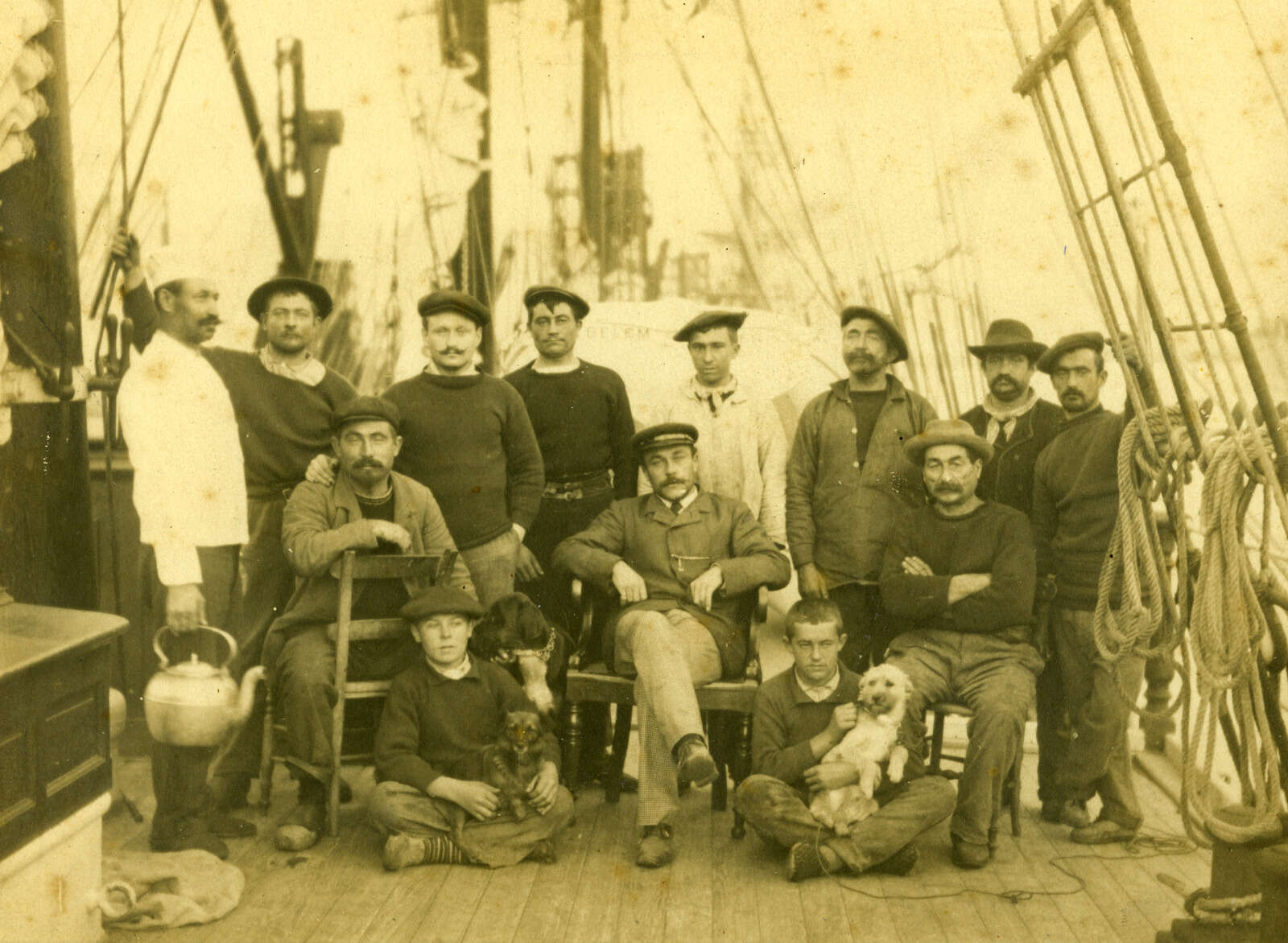 Jean Chauvelon, capitaine du Belem, et son équipage