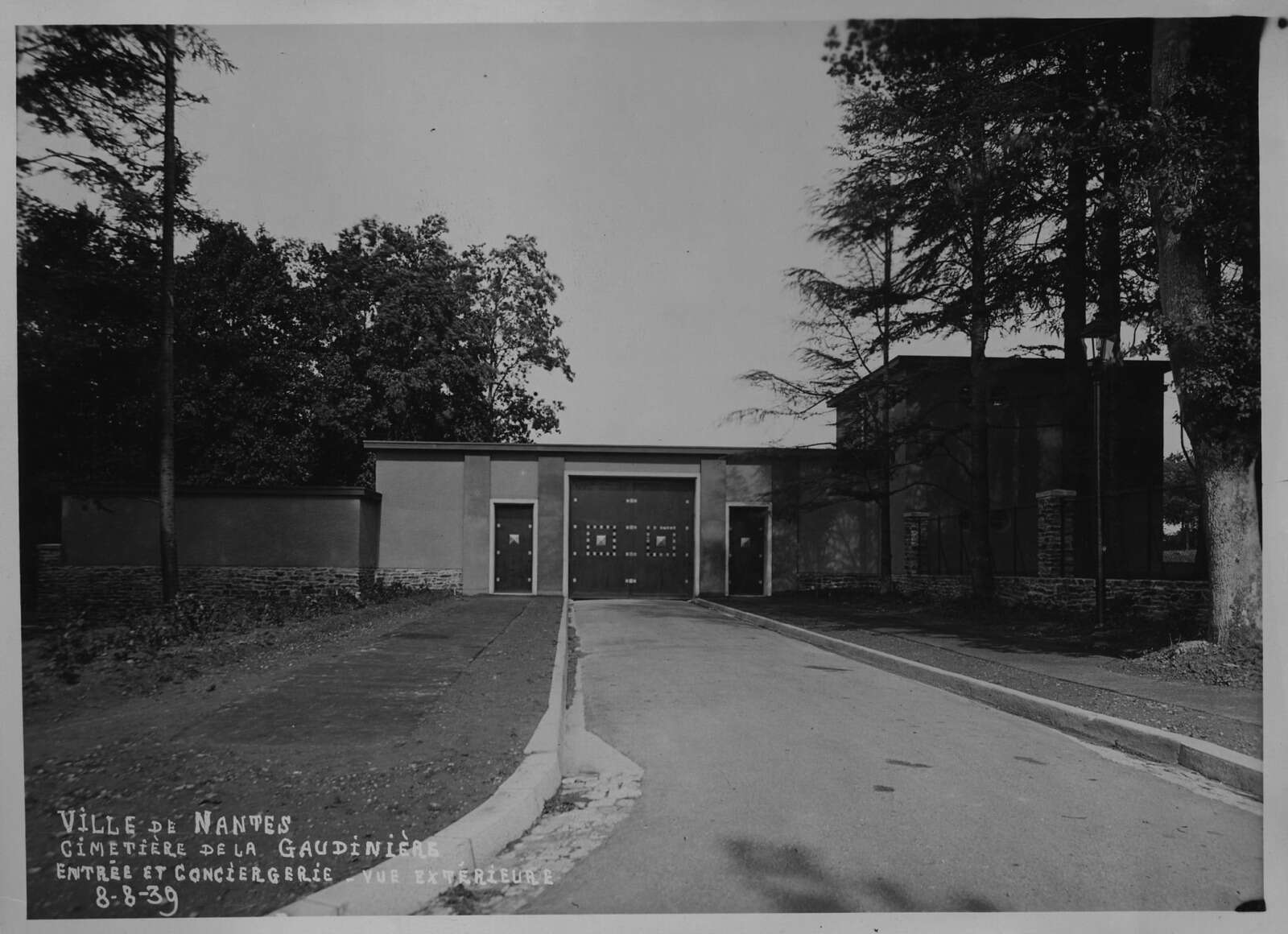 Entrée et conciergerie du cimetière de la Gaudinière