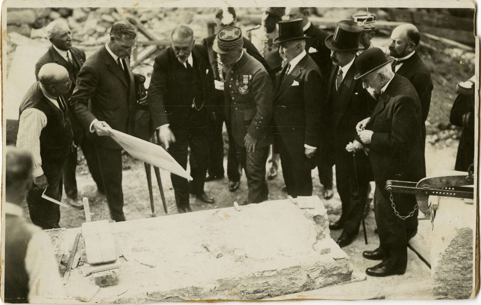 Pose de la première pierre du Monument aux morts (25 juin 1926)