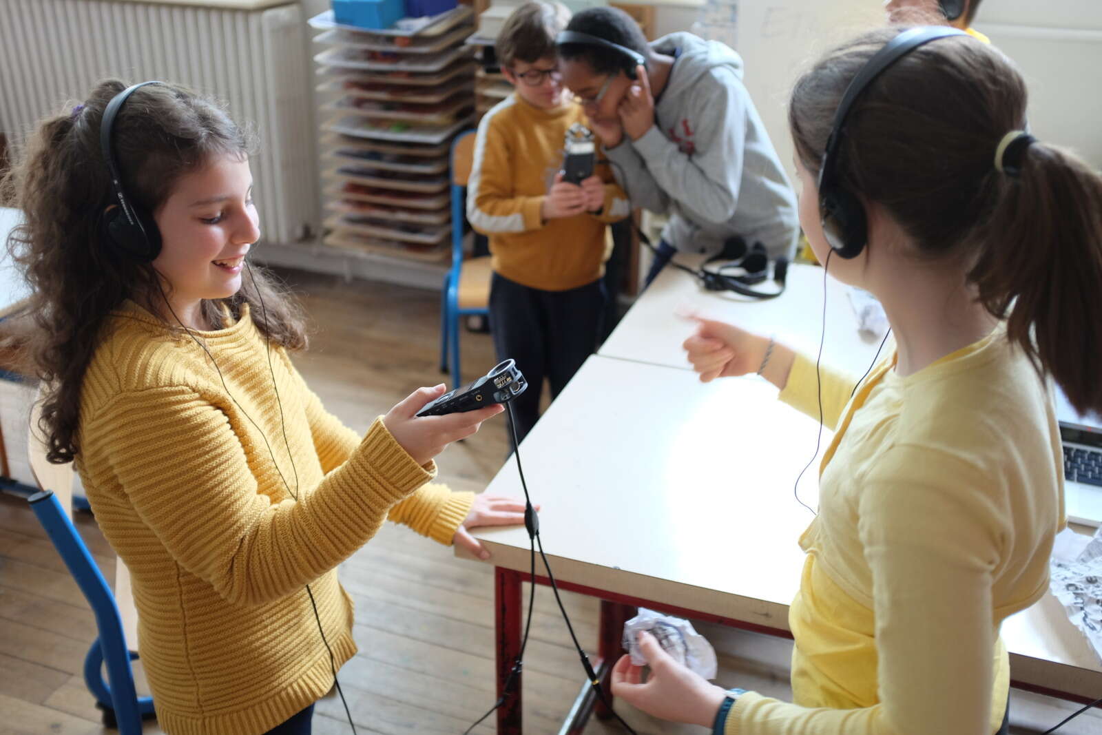 Les élèves du Parcours Éducation Artistique et Culturelle en "prise de son".