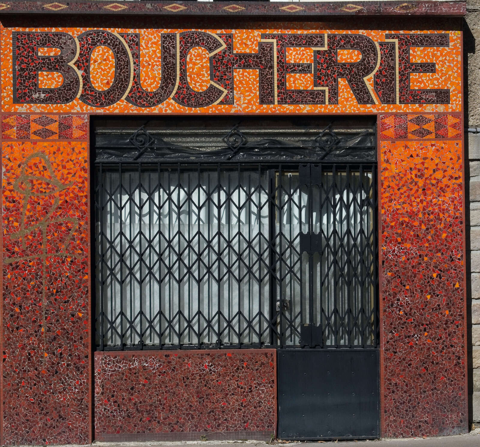 Mosaïque de la façade d'une boucherie rue des Dervallières