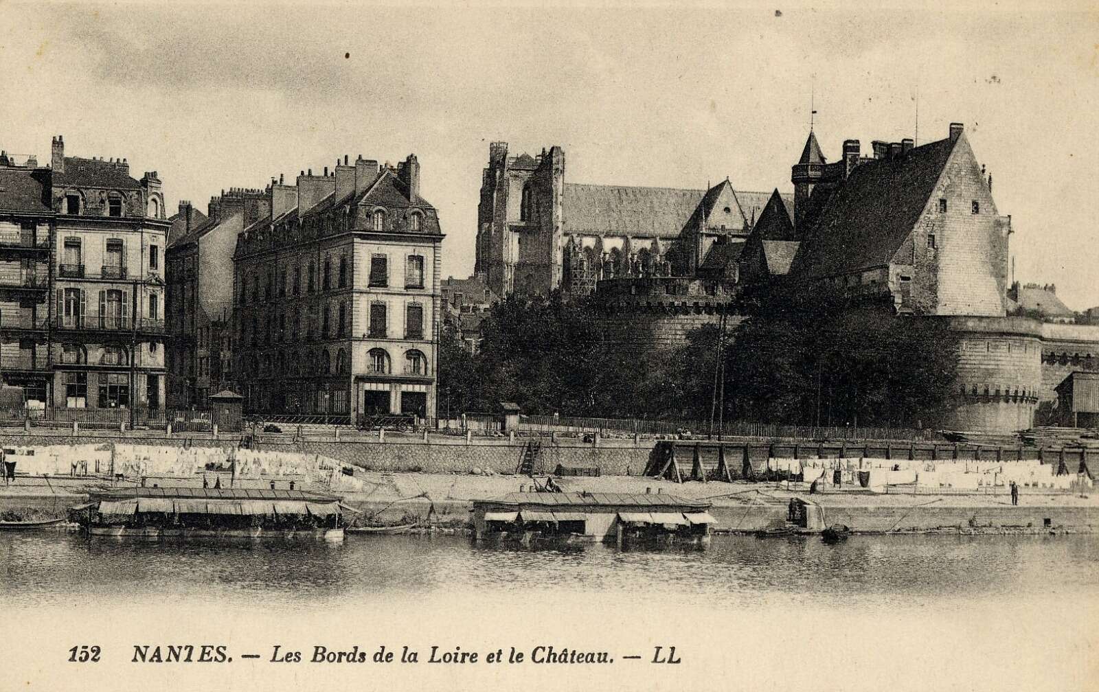 Bords de la Loire et le Château
