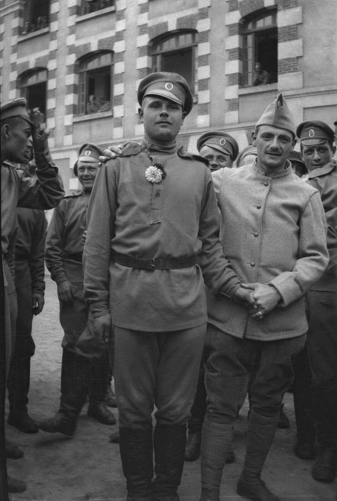 Soldat en uniforme de fantassin russe lors du défilé des troupes russes à Nantes, le 26 août 1916