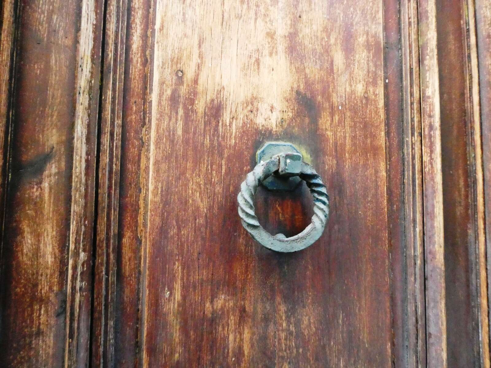 Heurtoir en forme d’anneau, rue Beau Soleil