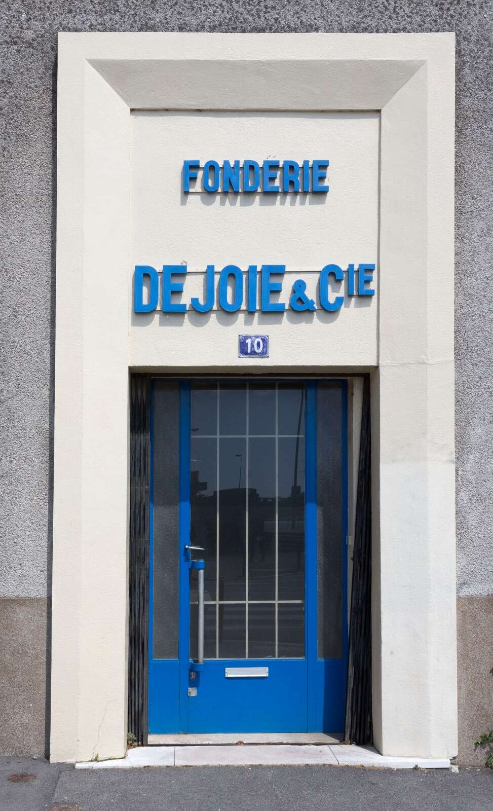 Détail de la porte d’entrée de la fonderie Dejoie