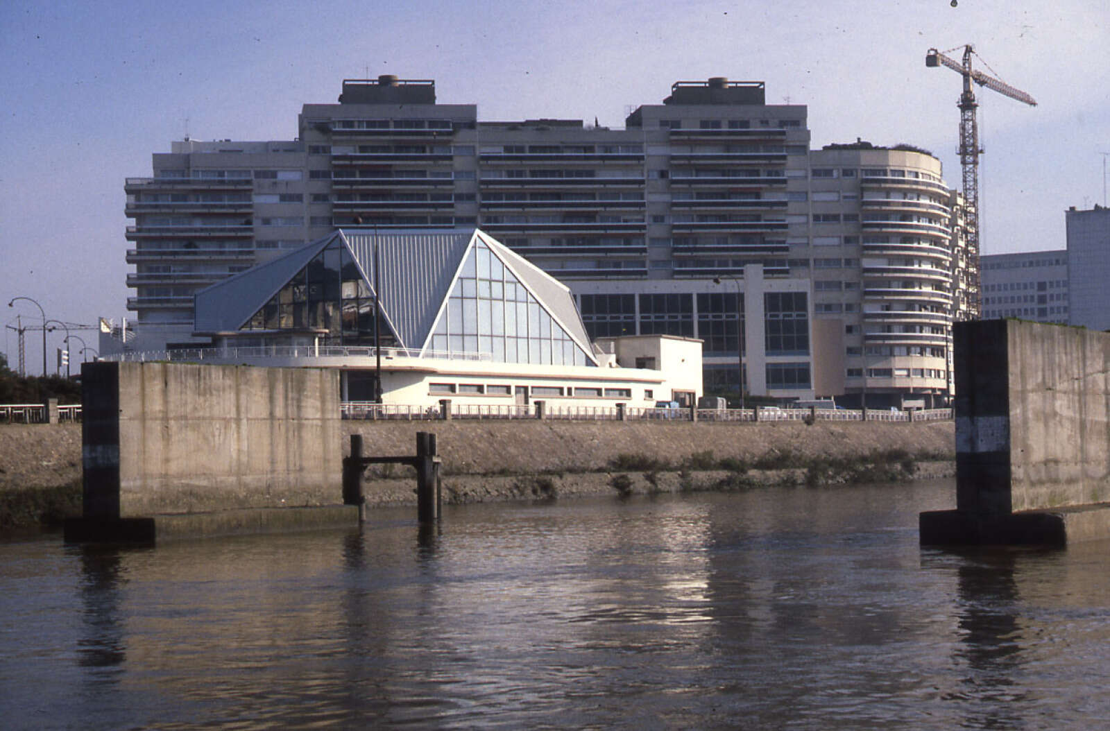 Piscine Léo-Lagrange vue depuis la Loire