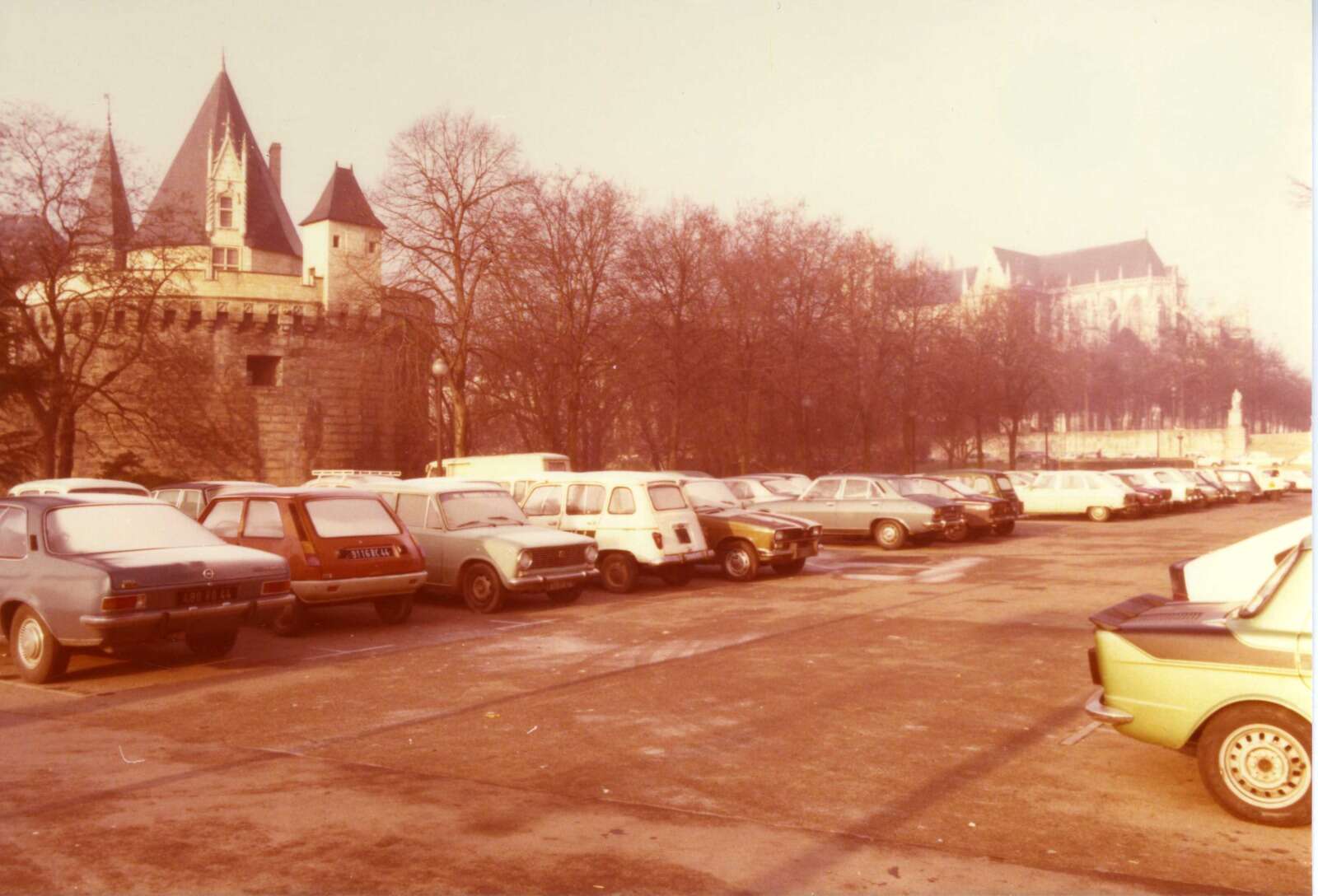 Place de la Duchesse-Anne transformée en parking